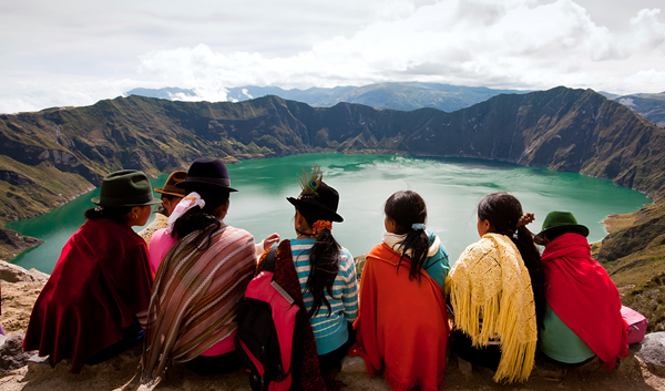 Jeunes femmes portant chapeau traditionnels au lac Quilotoa, Équateur. Giovanni De Caro