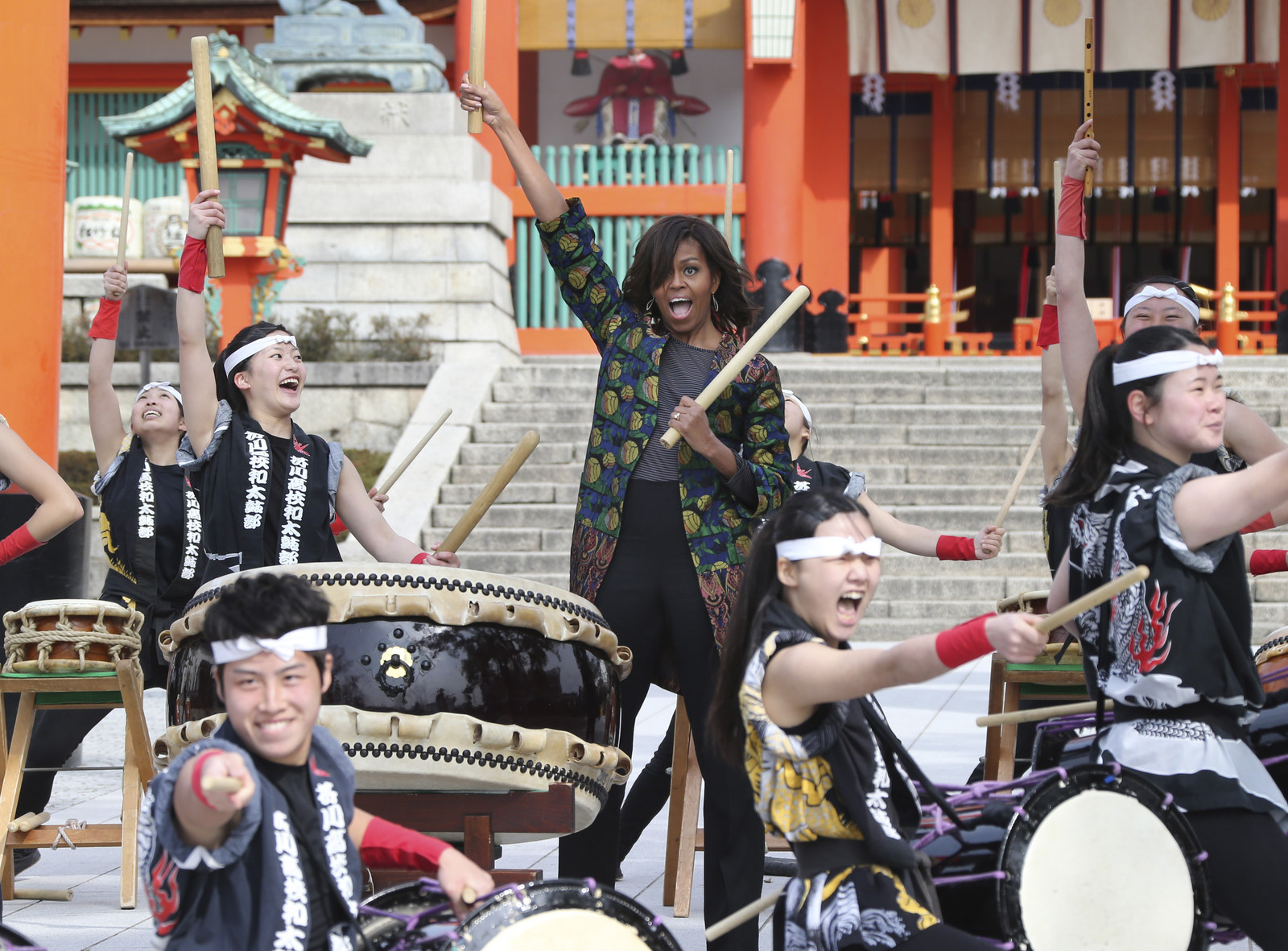 Michelle Obama participant à une démonstration de tambour Taïko à Kyoto, Japon.  Koji Sasahara / AP