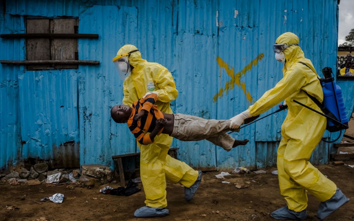 Des personnels médicaux emmènent un garçon de huit ans suspecté d'avoir contracté Ebola, à Monrovia (Liberia), le 5 septembre 2014. 