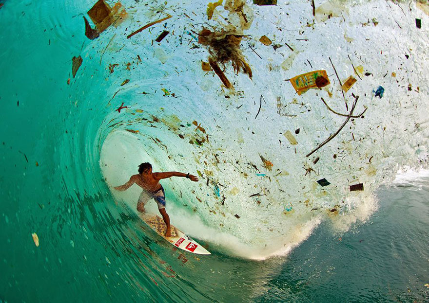 À Java (Indonésie), l’île la plus peuplée du monde, on surfe sur des vagues…de détritus.