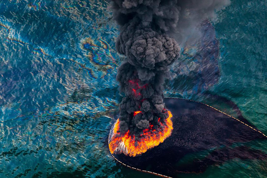 Plateforme pétrolière en feu dans le golfe du Mexique
